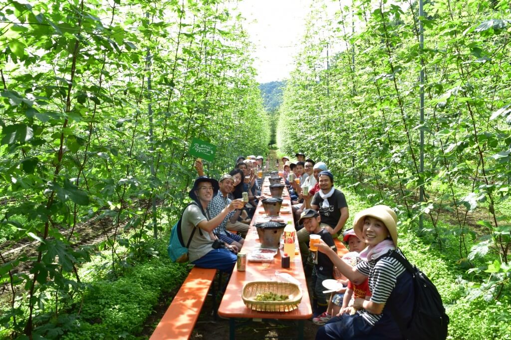 写真:「ビアツーリズム」を楽しむ参加者たち