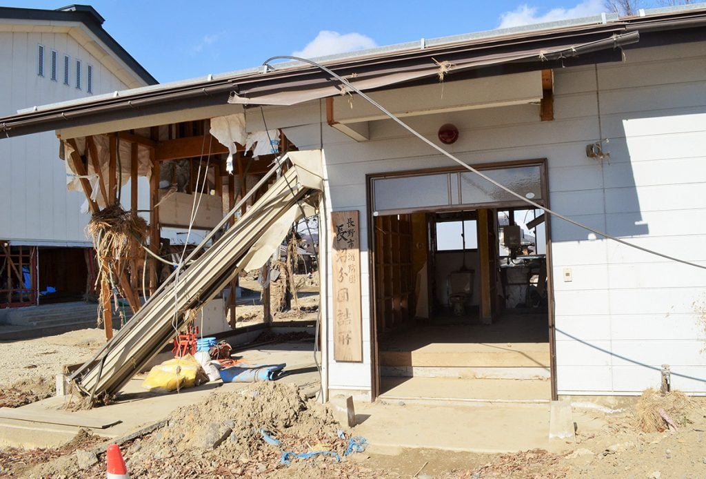 写真:体育館の隣にあり、建物が壊れたままの消防団の詰め所