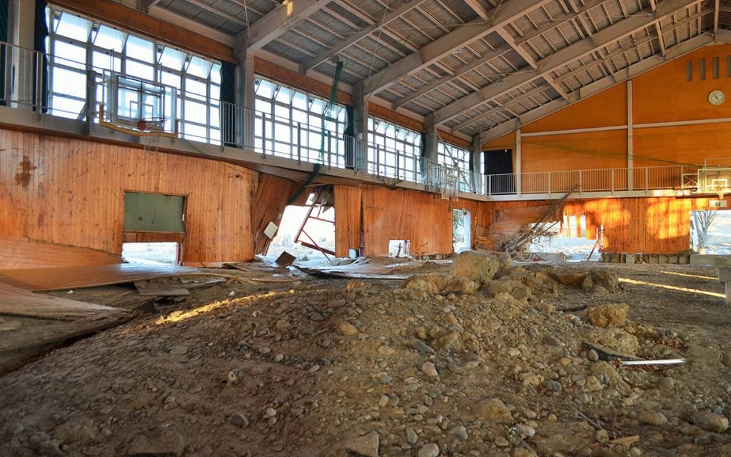 写真:床が壊れたままの長沼体育館の内部の様子