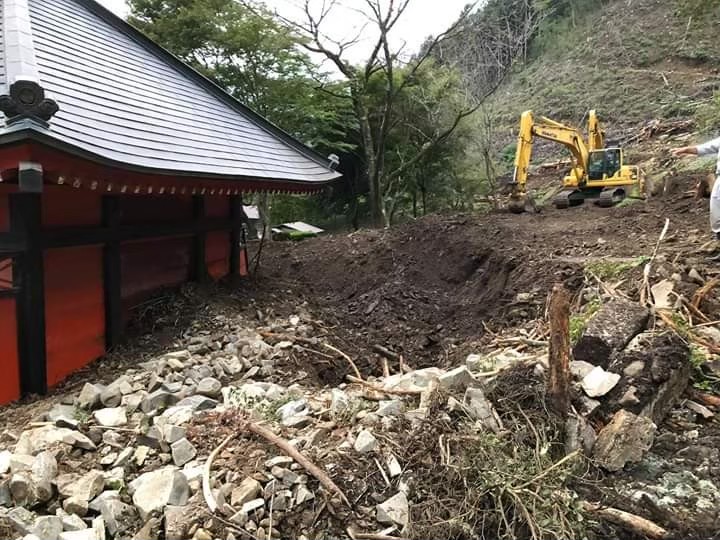 写真:鹿沼市内で裏山が崩れ、家屋に土砂が流れ込んでいる様子(機動パトロール隊提供)