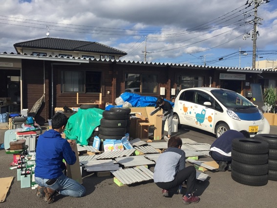 写真:事務所の前で浸水した備品などを並べる協会職員