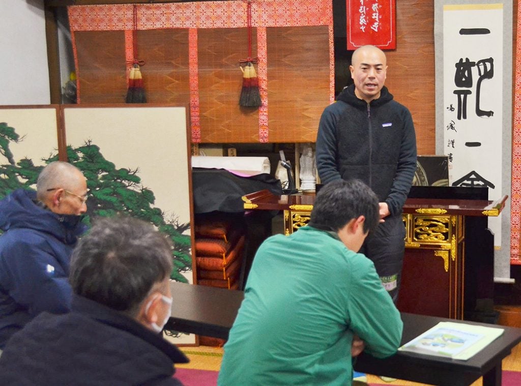 写真:講習会の参加者に被災地の現状を説明する林さんの様子