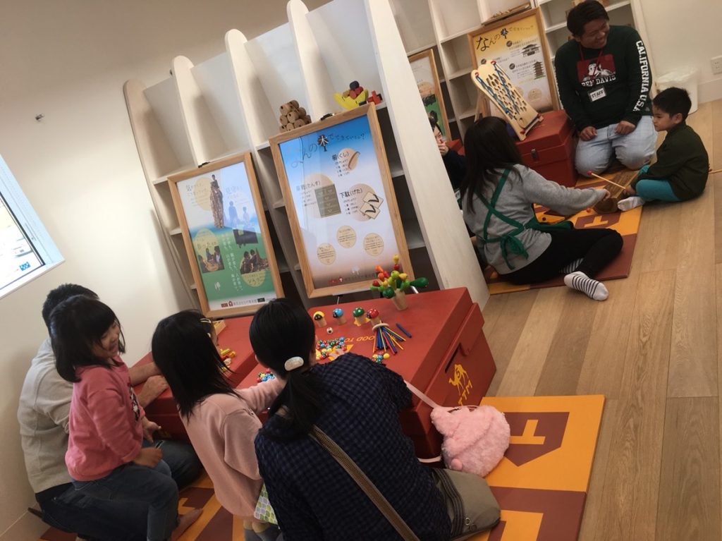 写真:遊具で遊ぶ親子の様子