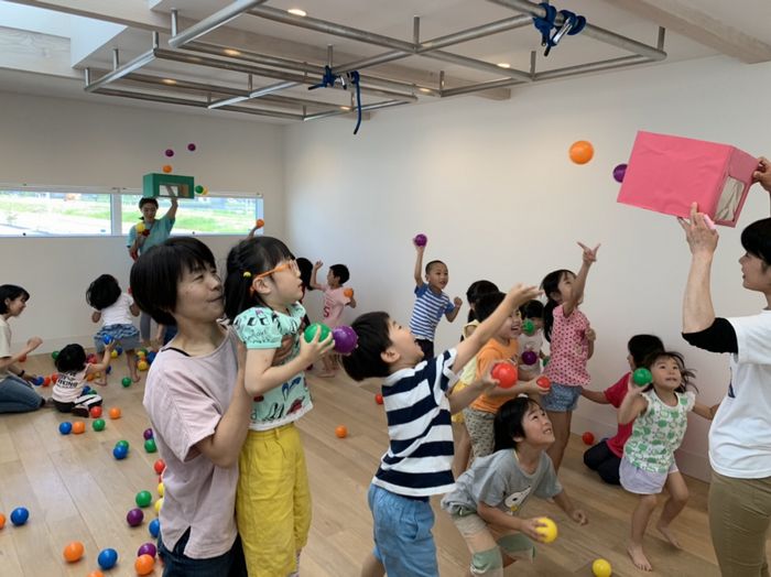 写真:イベントでボール入れをして遊んでいる子供たちの様子
