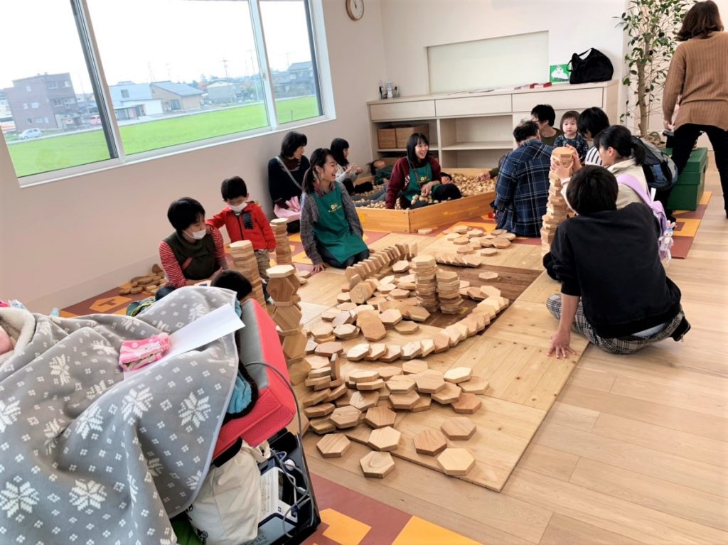 写真:遊具で遊ぶ子供たちとスタッフの様子