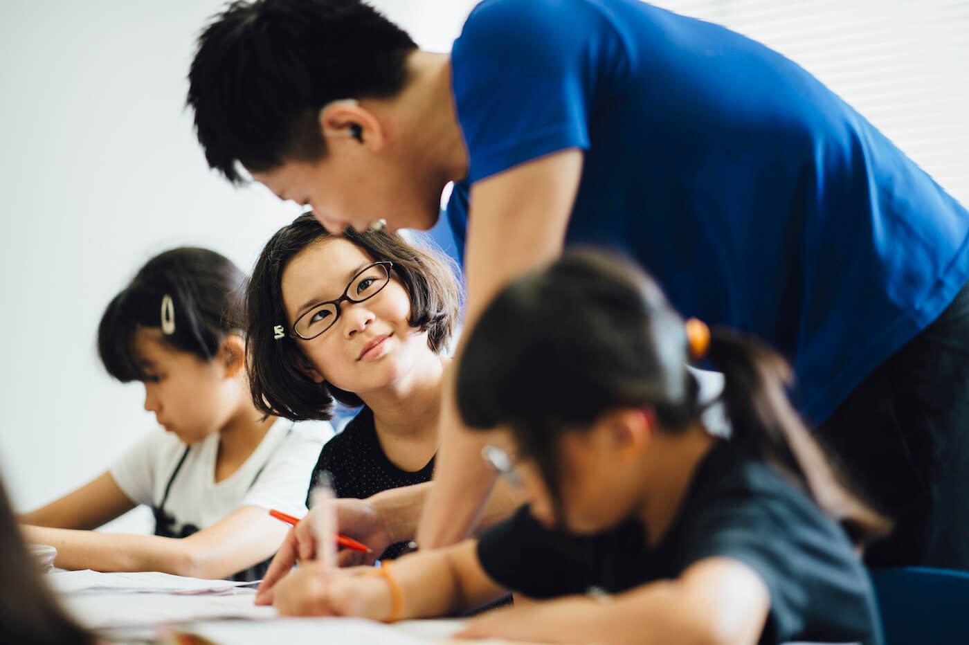 写真:聴覚障害のある子どもに指導する講師