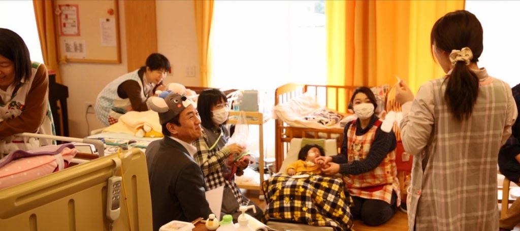 写真:難病児とその保護者たちが談笑する様子