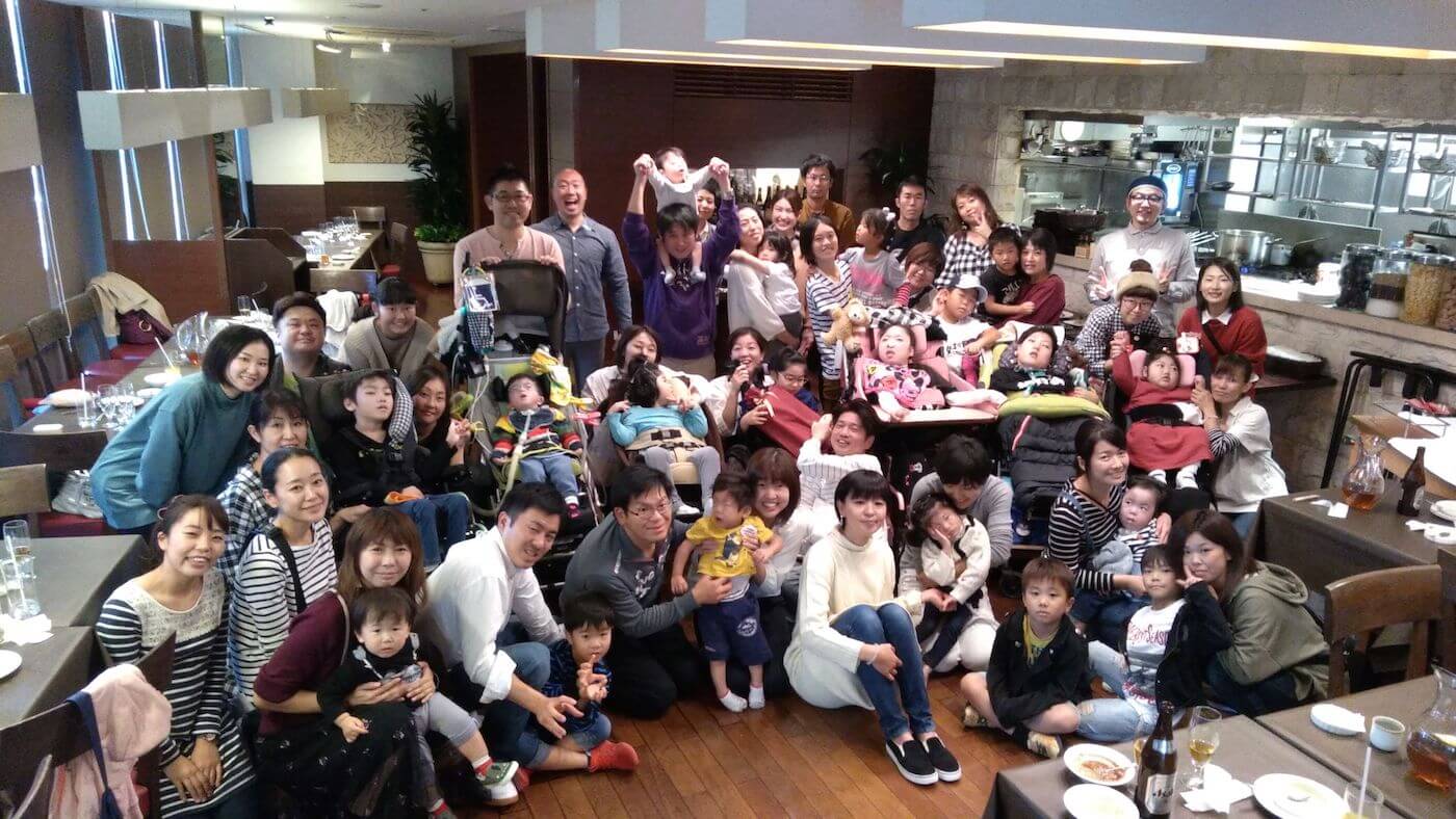 写真:貸し切ったボウリング場で記念写真を撮る難病児家族とFLAP-YARDのスタッフ