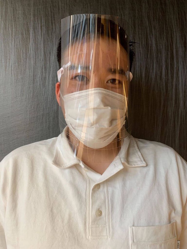 写真:フェイスシールドを装着した男性