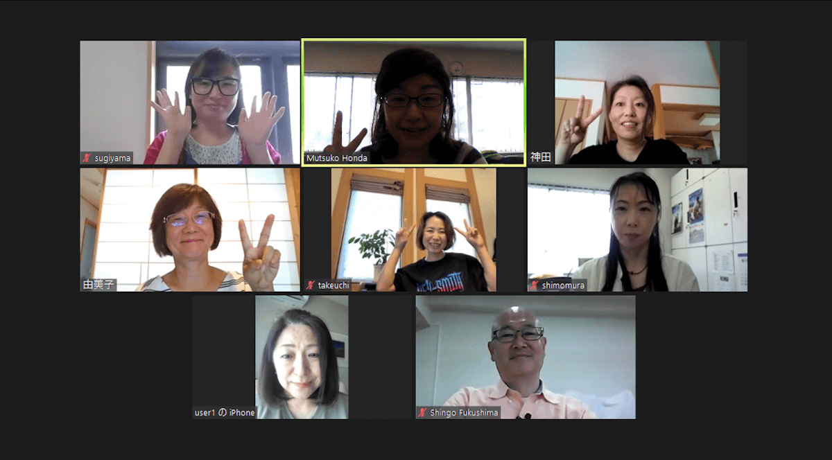 写真:定例ミーティングで対話を交わすピアサポーターたち