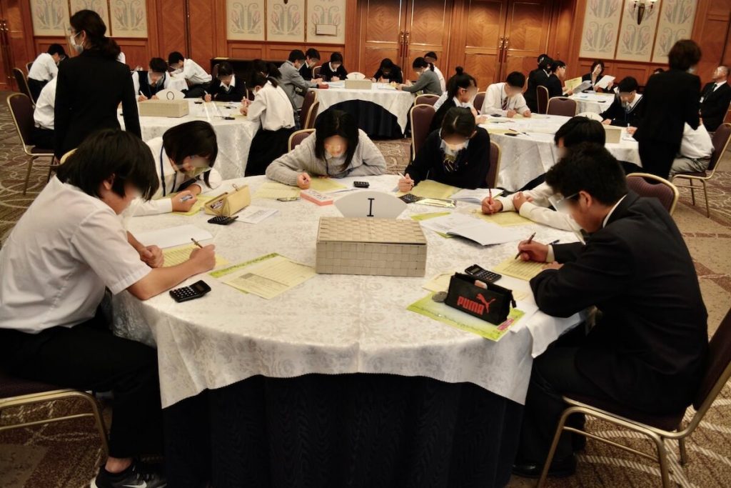 写真:職業適性セミナーで自分の性格の傾向と職業の適性を自己診断する若者たち