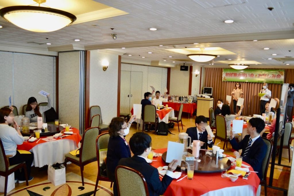 写真:施設出身の若者たちの就職を祝う食事会の様子