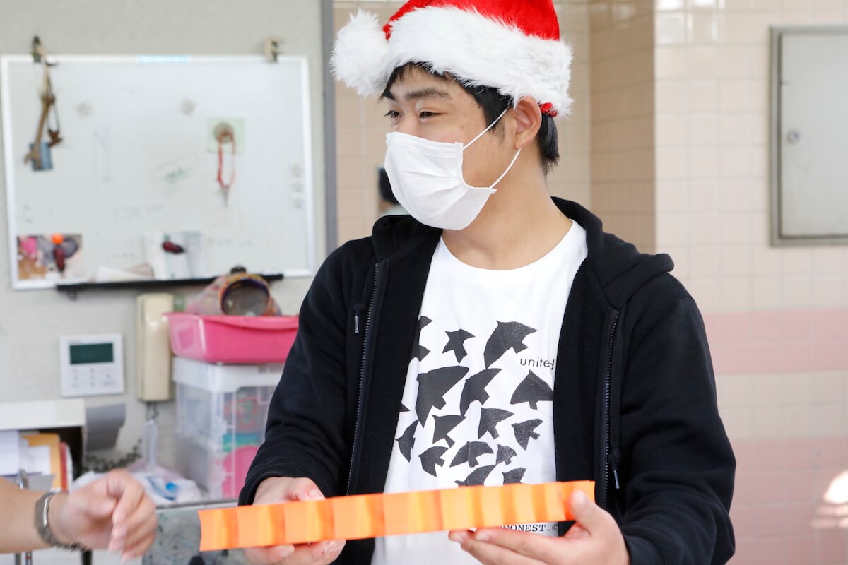 写真:おもちゃを手に持つ相良さん