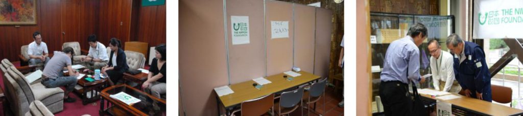 写真:役所に設置された申請場所や見舞金給付手続きの様子