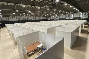 写真:アリーナ内に竣工された宿泊型療養施設