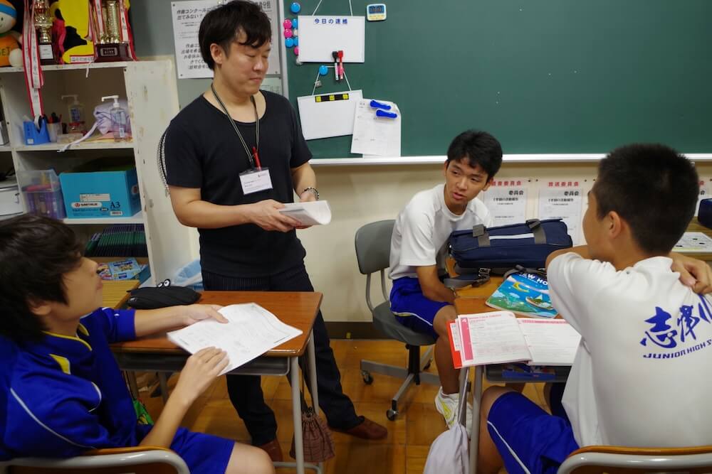 写真:教室の中で学習サポートをするキッズドアのスタッフ