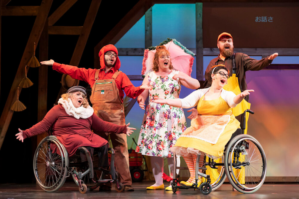 写真:True Colors Festivalで上演されたミュージカルのワンシーン。外国人の車いすの演者や健常者が一緒に歌っている様子