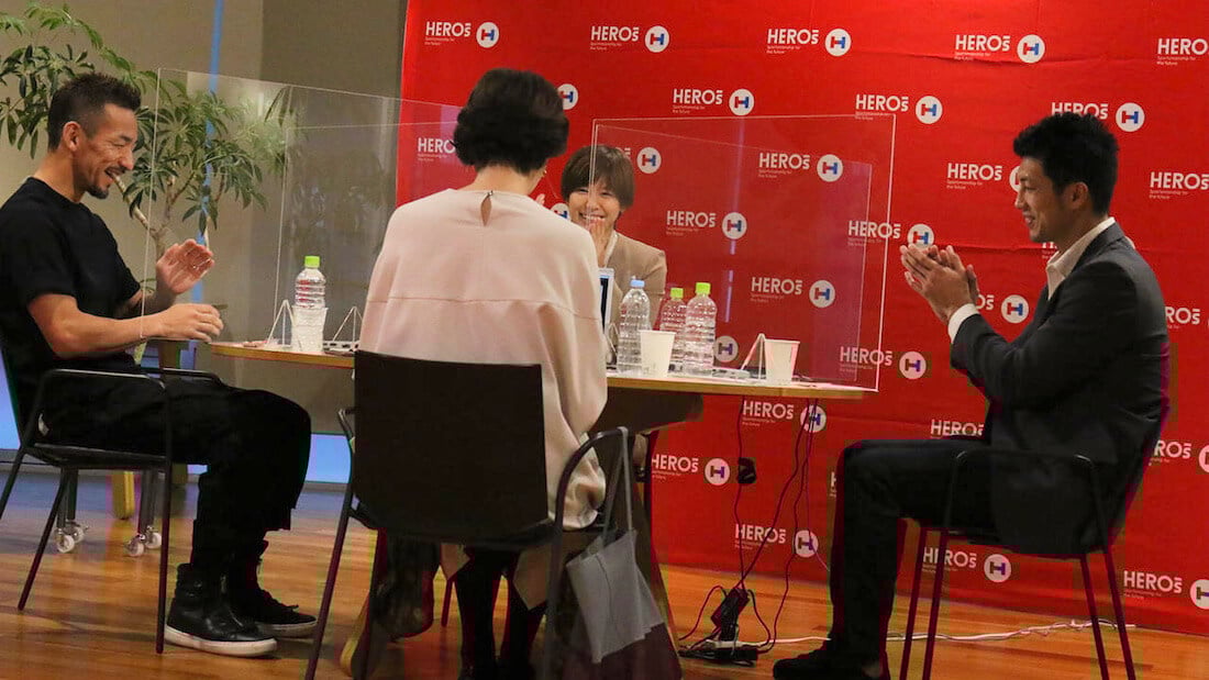 写真:テーブルを囲んで対談する中田英寿さん、村田諒太さん、宮脇花綸さん、司会進行を務める中井美穂さん