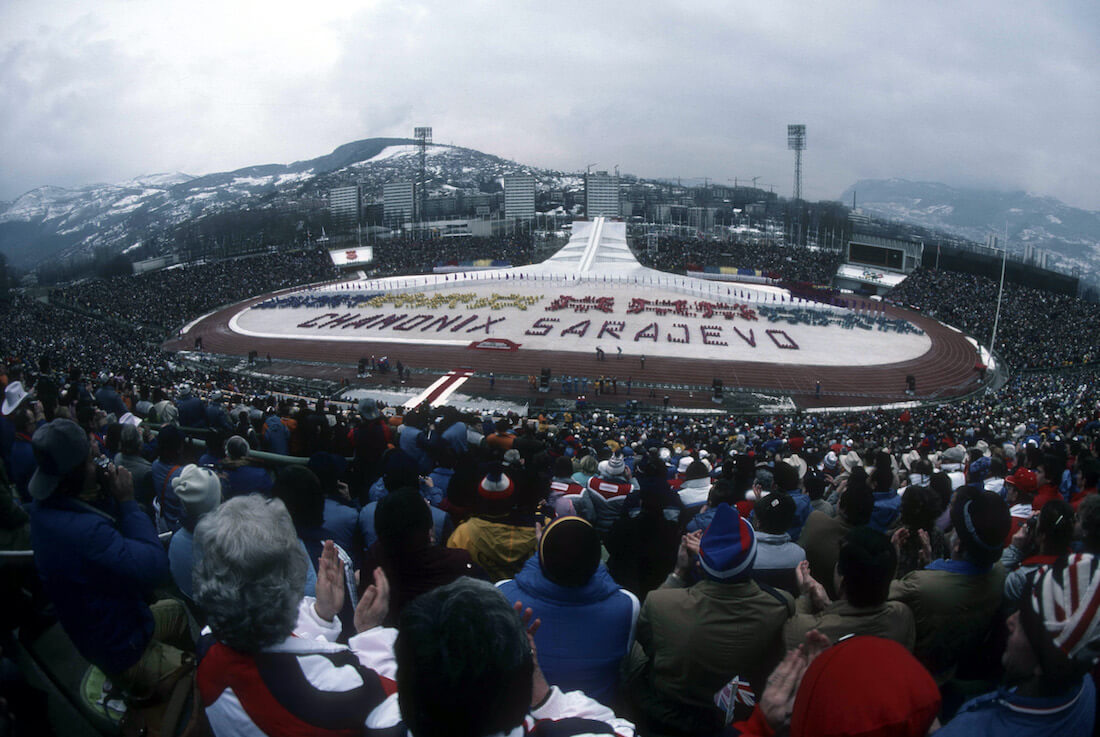 写真:スタジアムで開会式を見守る大勢の観客