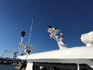 写真:船舶イメージ(船に搭載された無人運航のためのカメラとアンテナ)