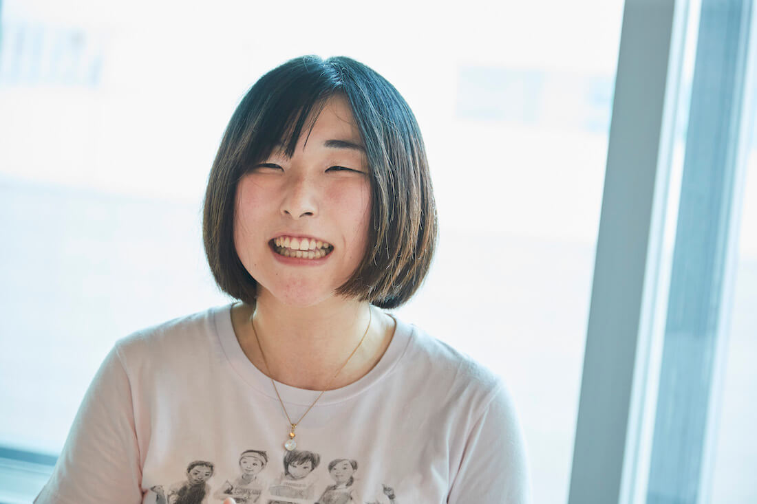 写真:根木さんに満面の笑みで語りかける山岡さん