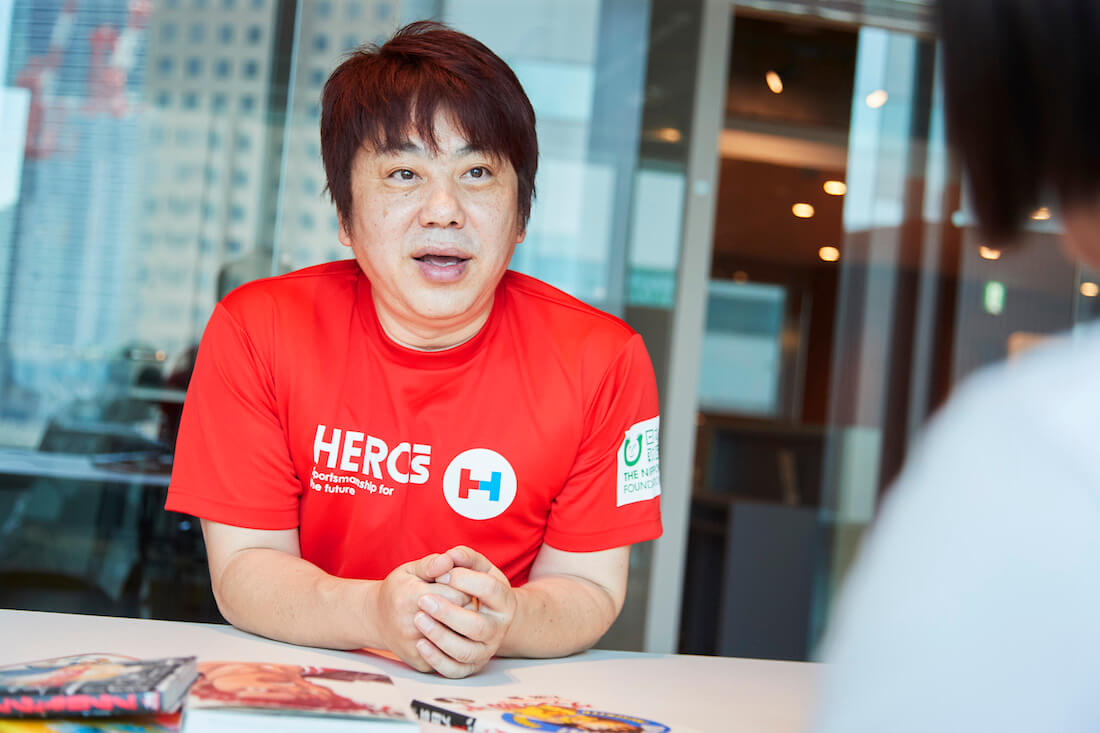 写真:山岡さんに語りかける根木さん