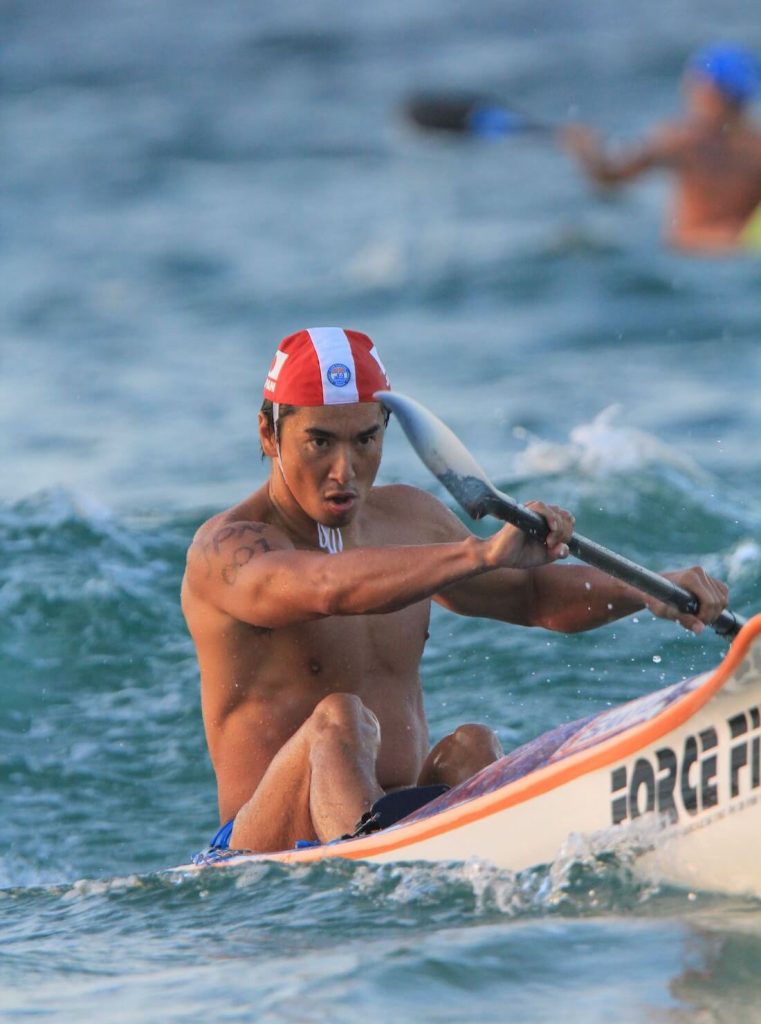 写真:パドルボートを漕ぎながら海上を走る飯沼さん