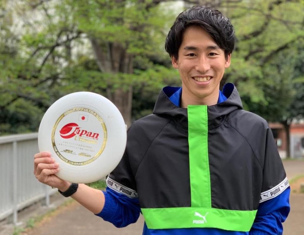 写真:アルティメットで使用するフライングディスクを手に持つ笑顔の中野さん