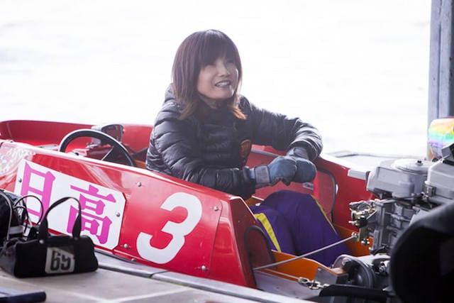 写真:レース場でボートの上で歓談する日高選手