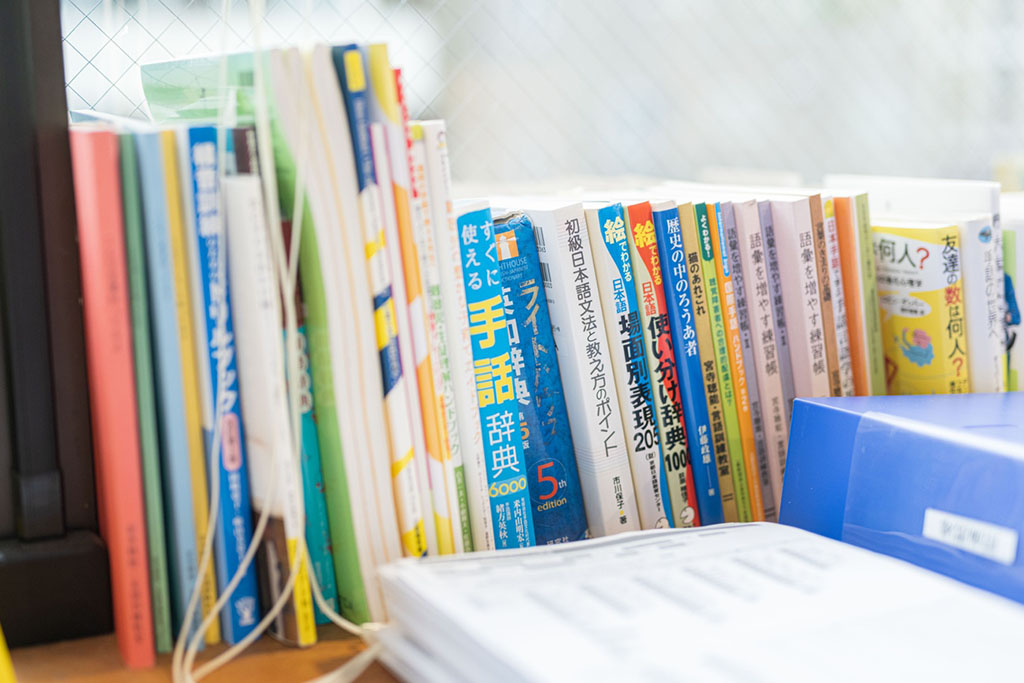 写真:デフアカデミーの教室の様子。手話の勉強のための書籍が並んでいる。