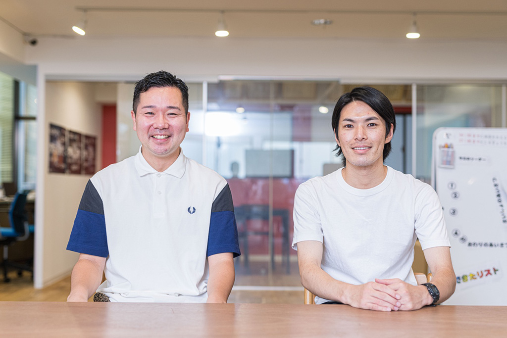 写真:尾中友哉さん(写真左)、と井戸上勝一さん(写真右)。