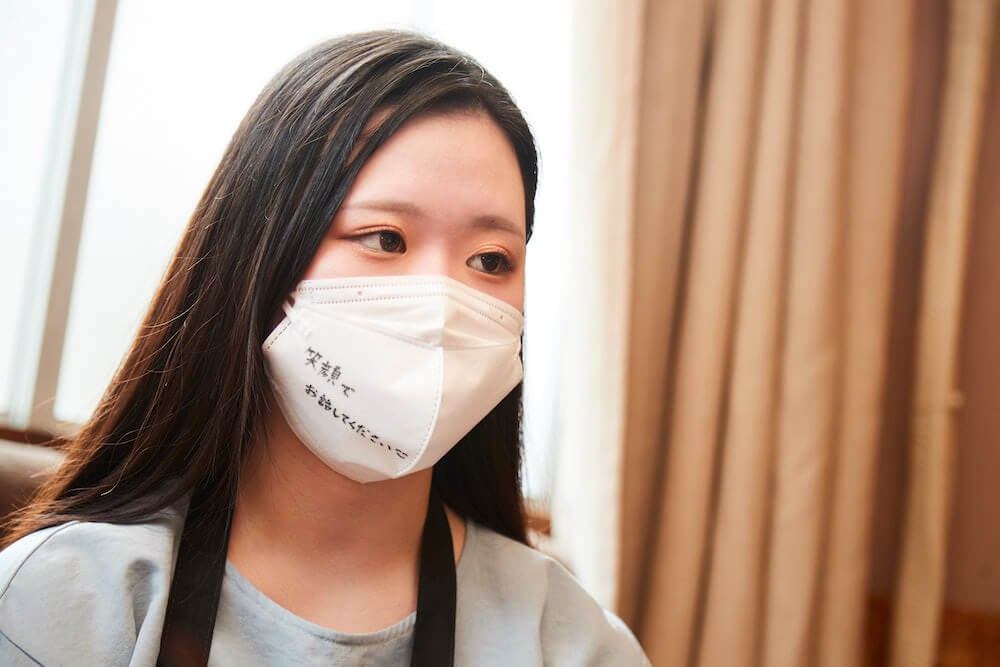 写真:真摯にインタビューに答える心杏さん