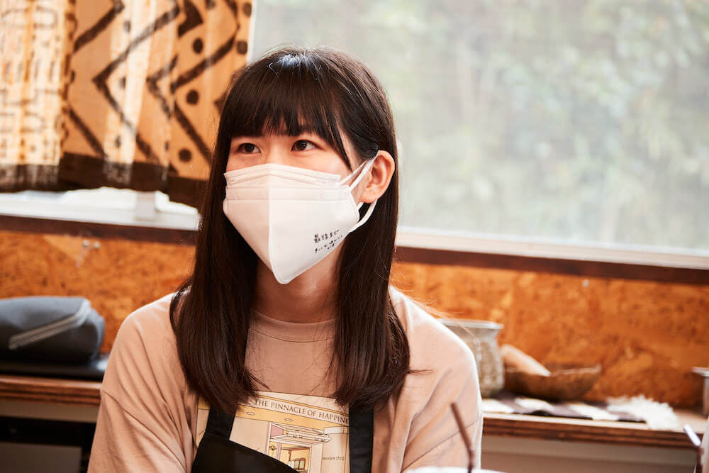 写真:真剣な眼差しでインタビューに答える萌恵さん