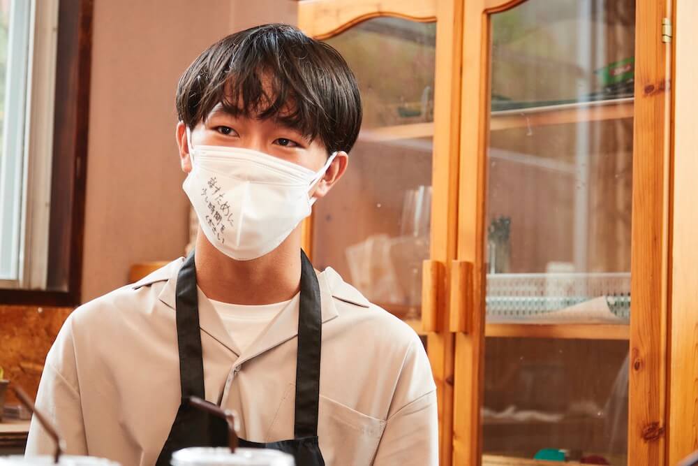 写真:目を見ながらインタビューに答える勇太さん