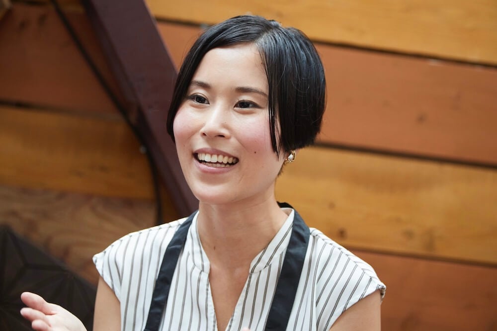 写真:カフェをオープンしたことで得た成果について笑顔で話す奥村さん