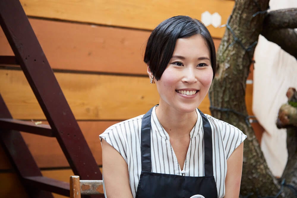 写真:ラバーバンドを着けた当事者たちの手のアップ写真