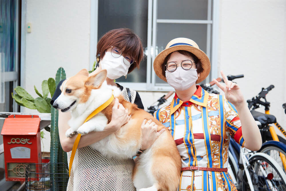 写真:お店の前でインタビューに応じる尾関さんご夫婦