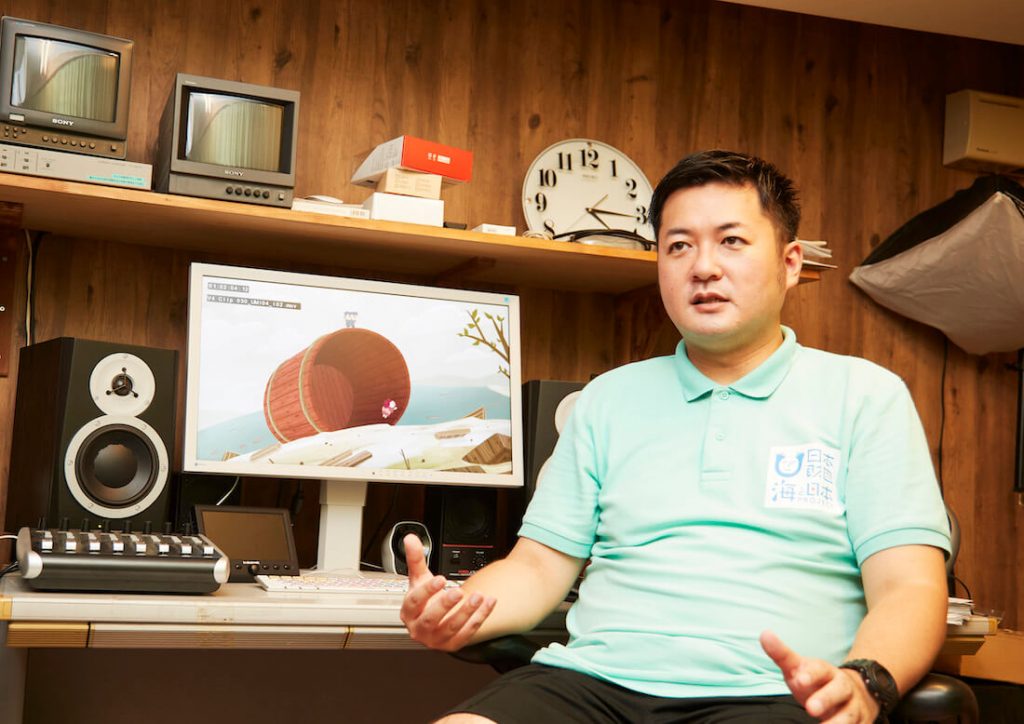 写真:自宅のスタジオでインタビューに答える沼田さん