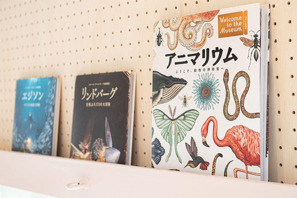 写真:室内に並ぶ書籍