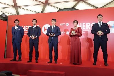 写真:HEROs AWARD 2020受賞者(左から堀江航氏、田中時宗氏、二村元基氏、有村智恵氏、炭谷銀仁朗氏)※二村氏は、本田圭佑氏の代理として受賞