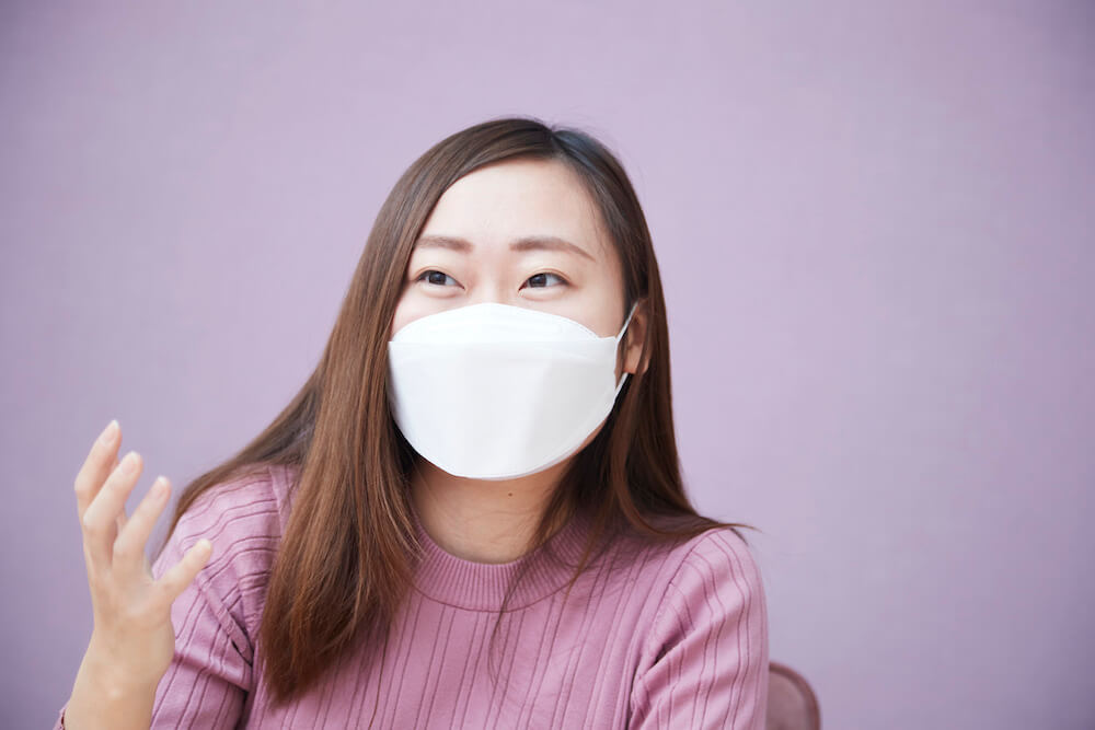 写真:インタビューに答える仁藤さん