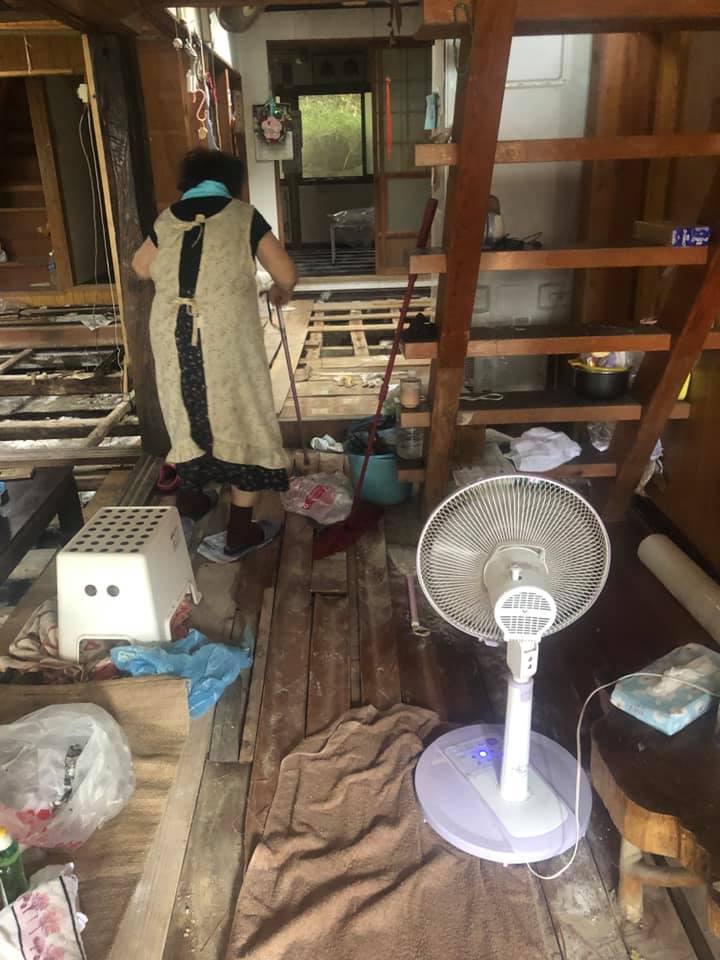 写真:浸水被害を受けた住宅での家屋清掃の様子