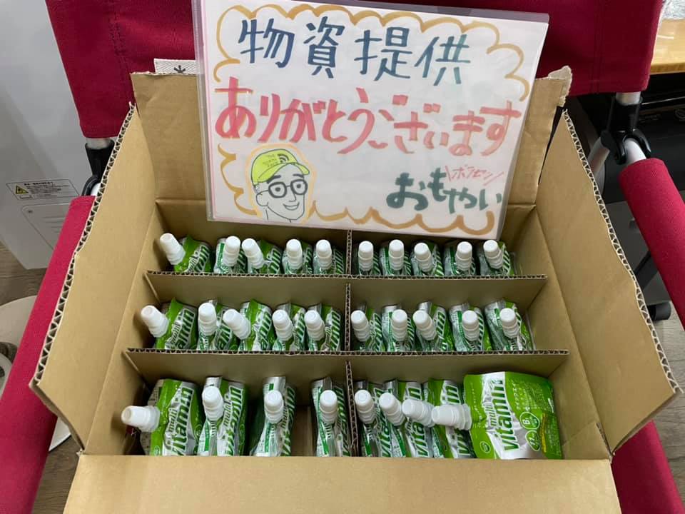 写真:おもやいで配布した物資。物資の上に「物資提供 ありがとうございます おもやい」の張り紙