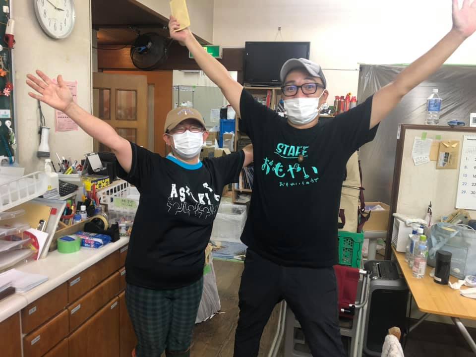 写真:鈴木さんとスタッフ