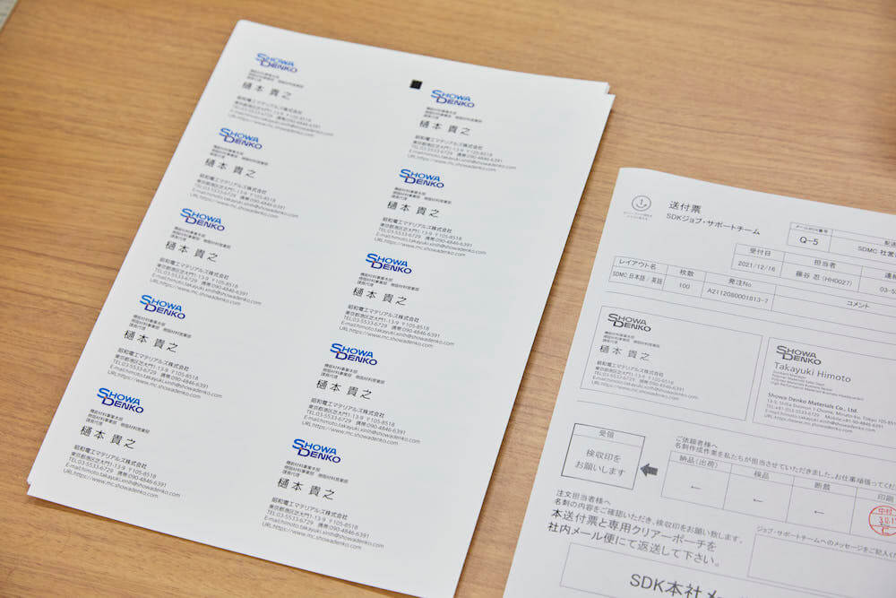 写真:印刷された名刺の束