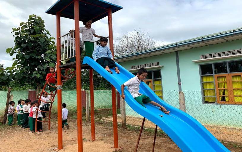 写真:学校に寄付された遊具で遊ぶミャンマーの子どもたち