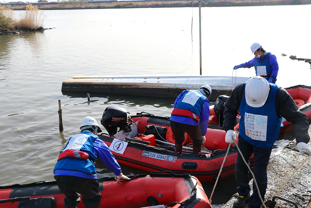 救命用平底ボートで上陸する様子