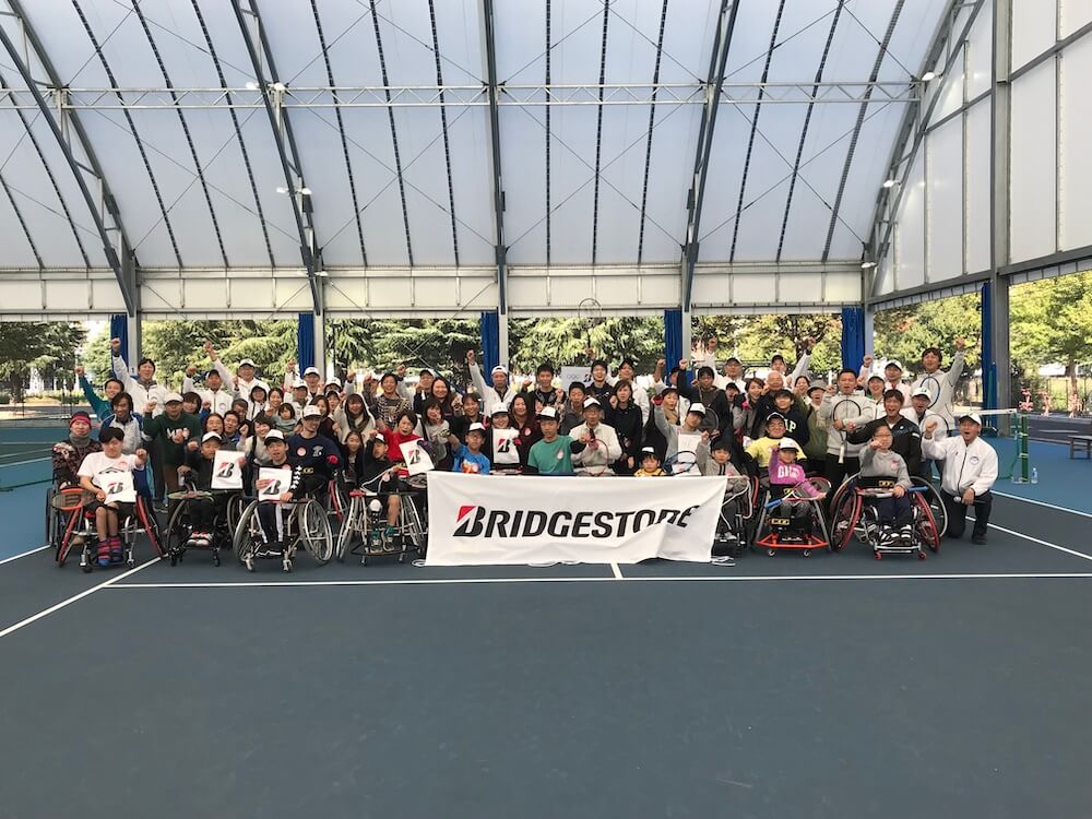 写真:車いすテニス体験会での参加者集合写真