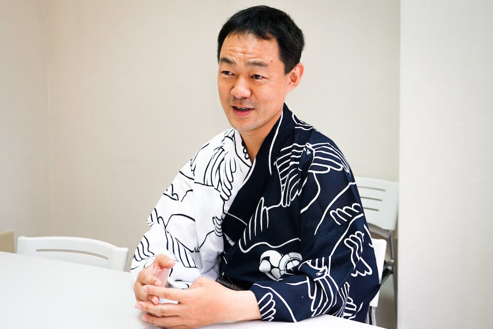 写真:取材に応じる小町さん