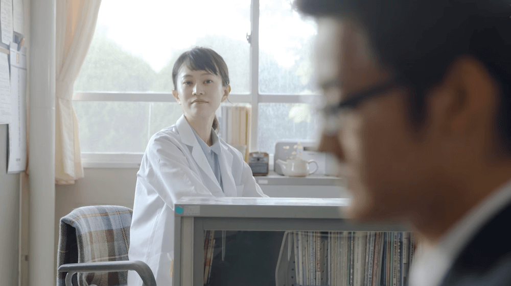 写真:保健室に訪れた生徒の様子を伺う養護教諭(北川さん)